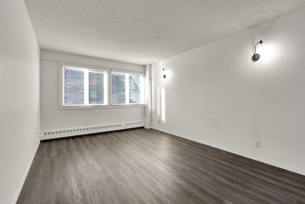 210-103 10 Avenue Nw, Calgary, AB - Indoor Photo Showing Other Room