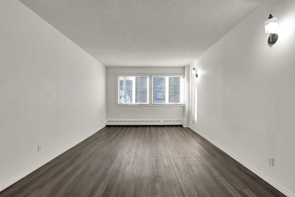 210-103 10 Avenue Nw, Calgary, AB - Indoor Photo Showing Other Room
