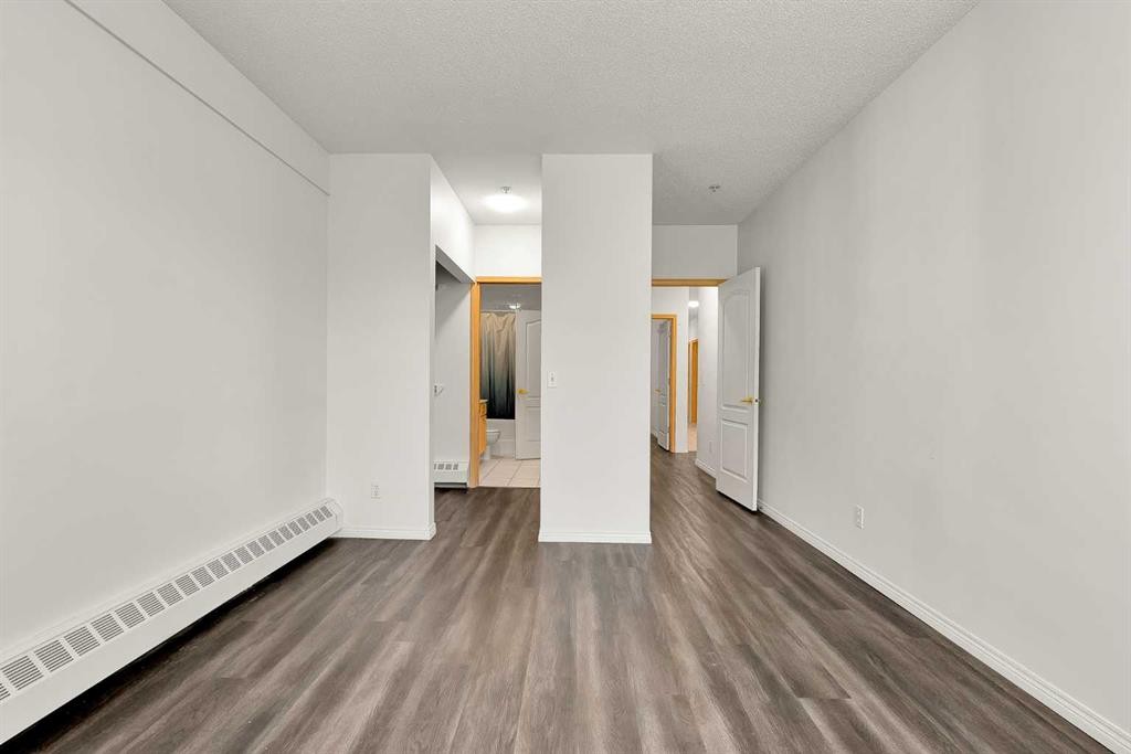 210-103 10 Avenue Nw, Calgary, AB - Indoor Photo Showing Other Room