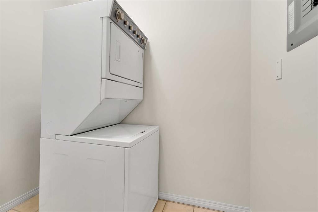 210-103 10 Avenue Nw, Calgary, AB - Indoor Photo Showing Laundry Room