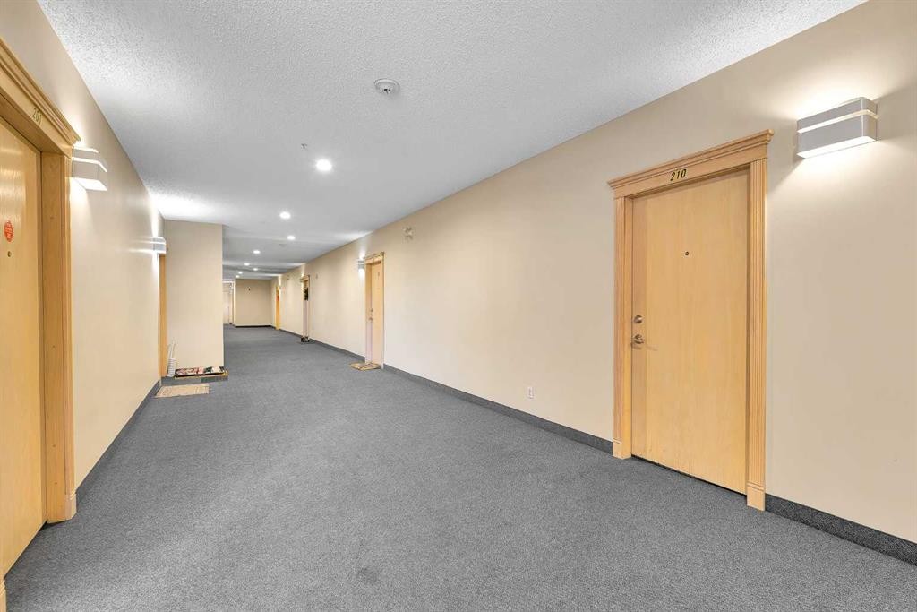 210-103 10 Avenue Nw, Calgary, AB - Indoor Photo Showing Other Room