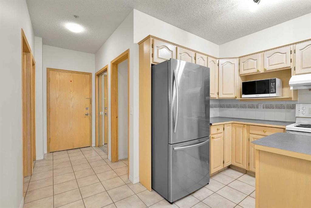 210-103 10 Avenue Nw, Calgary, AB - Indoor Photo Showing Kitchen