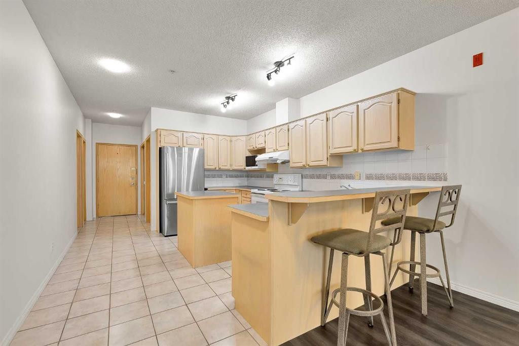 210-103 10 Avenue Nw, Calgary, AB - Indoor Photo Showing Kitchen