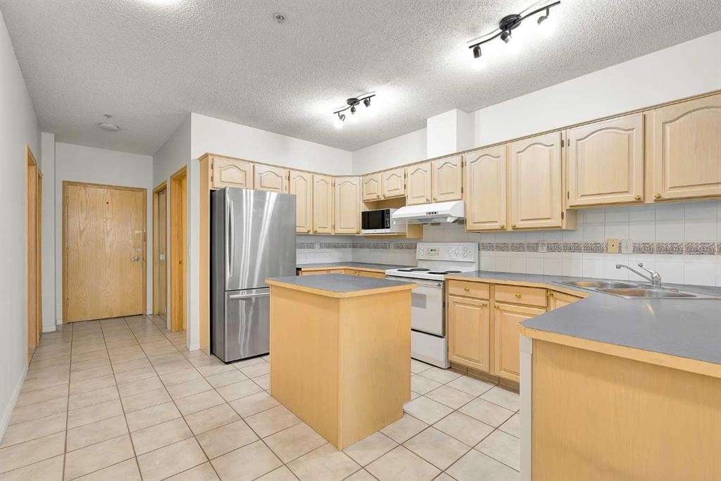 210-103 10 Avenue Nw, Calgary, AB - Indoor Photo Showing Kitchen
