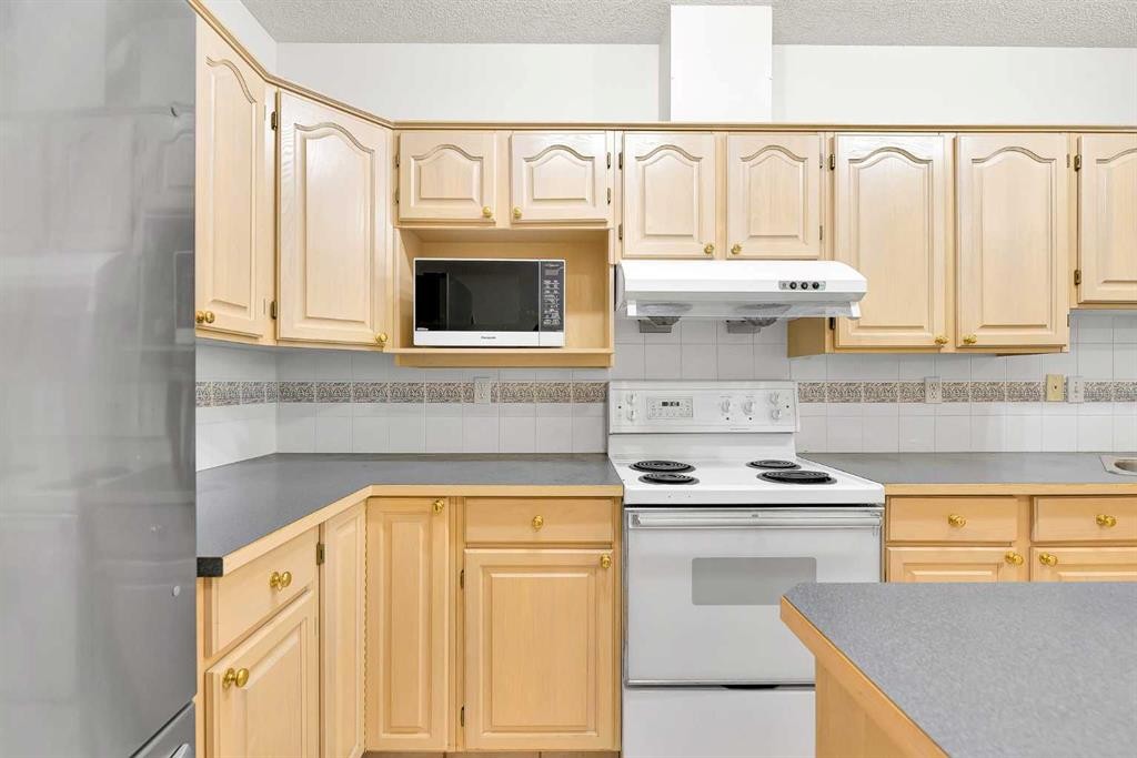 210-103 10 Avenue Nw, Calgary, AB - Indoor Photo Showing Kitchen