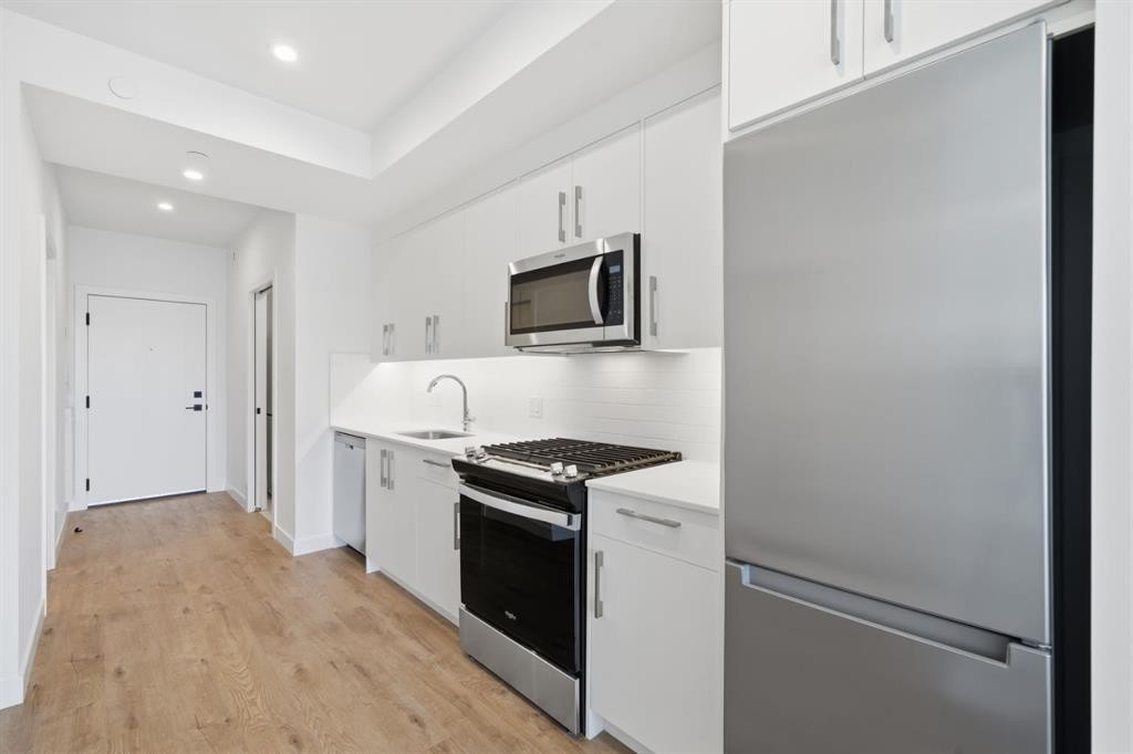 740-110 18A Street Nw, Calgary, AB - Indoor Photo Showing Kitchen With Upgraded Kitchen