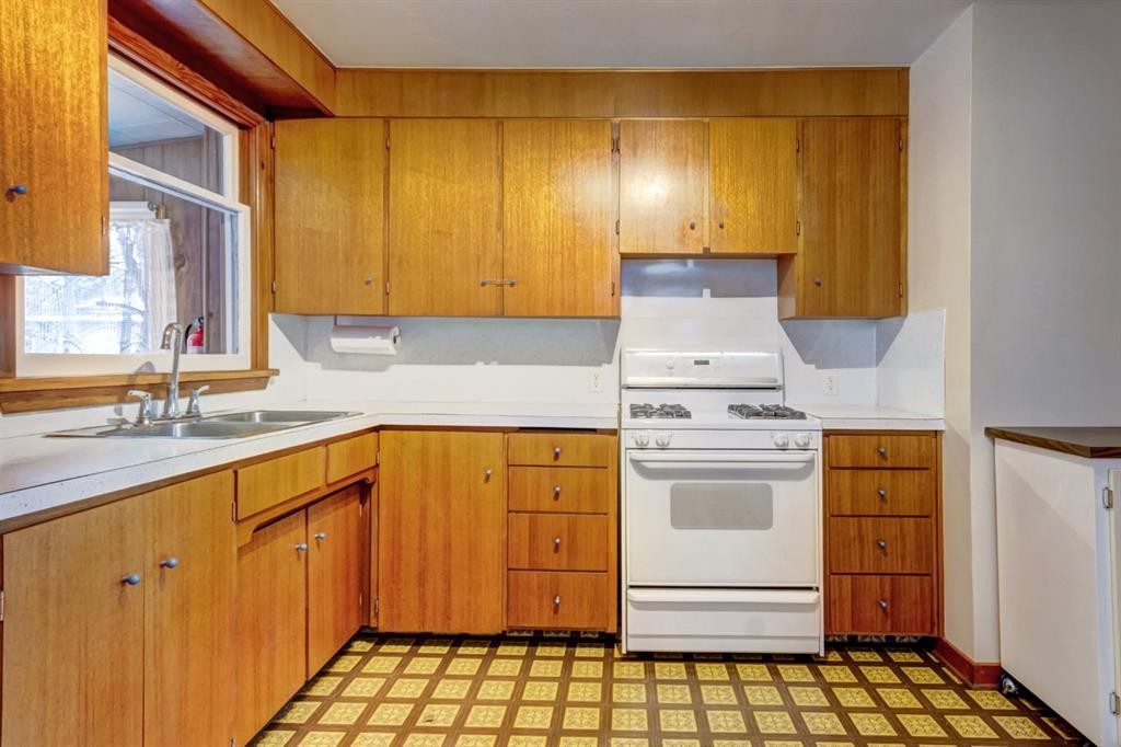 2010 27 Street Se, Calgary, AB - Indoor Photo Showing Kitchen With Double Sink