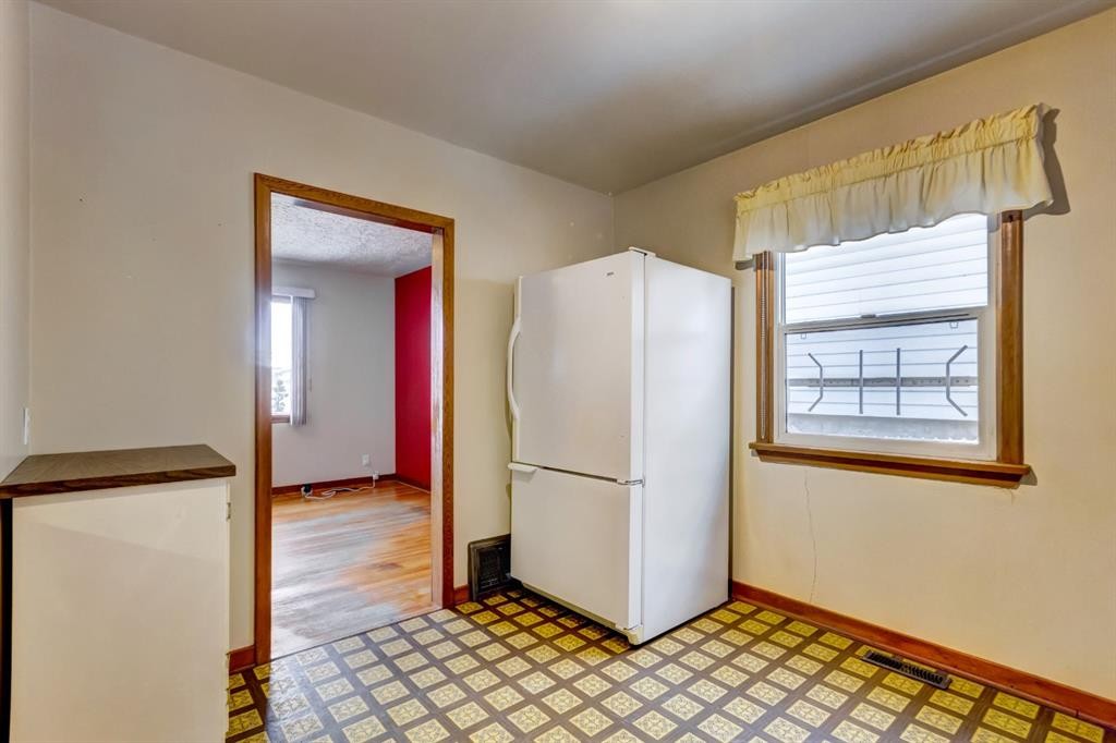 2010 27 Street Se, Calgary, AB - Indoor Photo Showing Other Room
