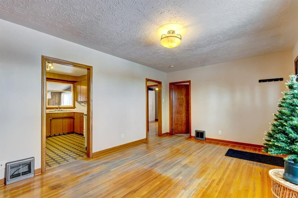 2010 27 Street Se, Calgary, AB - Indoor Photo Showing Other Room