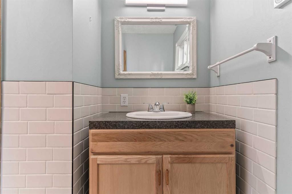 3804 62 Street Nw, Calgary, AB - Indoor Photo Showing Bathroom