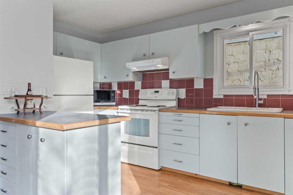 3804 62 Street Nw, Calgary, AB - Indoor Photo Showing Kitchen