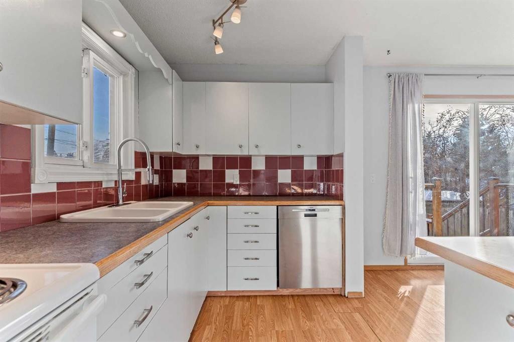 3804 62 Street Nw, Calgary, AB - Indoor Photo Showing Kitchen