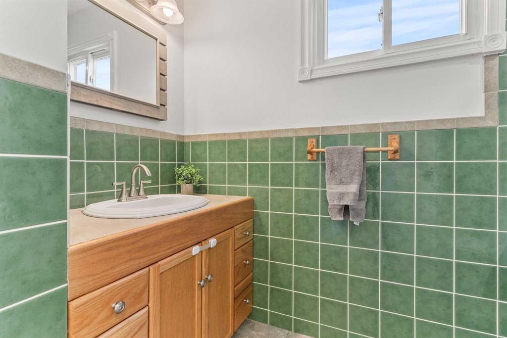 3804 62 Street Nw, Calgary, AB - Indoor Photo Showing Bathroom