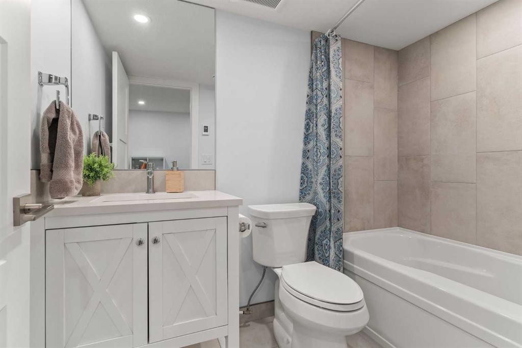 3804 62 Street Nw, Calgary, AB - Indoor Photo Showing Bathroom