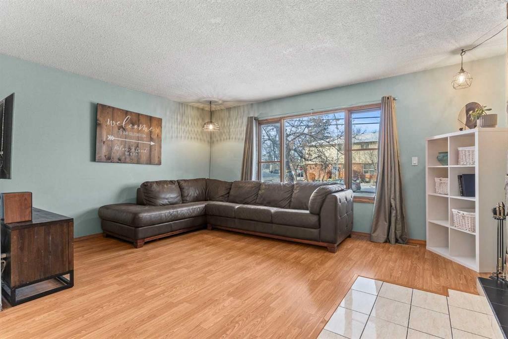 3804 62 Street Nw, Calgary, AB - Indoor Photo Showing Living Room