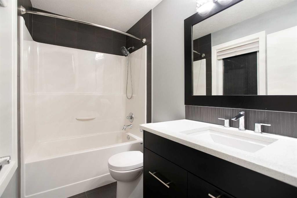 79 Cranarch Terrace Se, Calgary, AB - Indoor Photo Showing Bathroom
