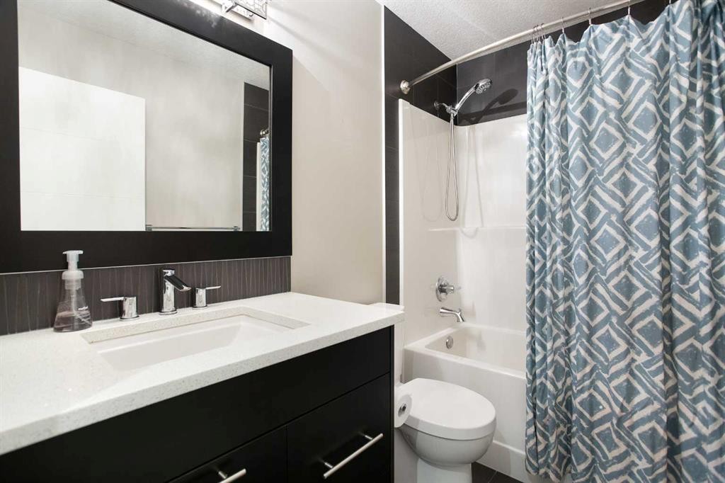 79 Cranarch Terrace Se, Calgary, AB - Indoor Photo Showing Bathroom