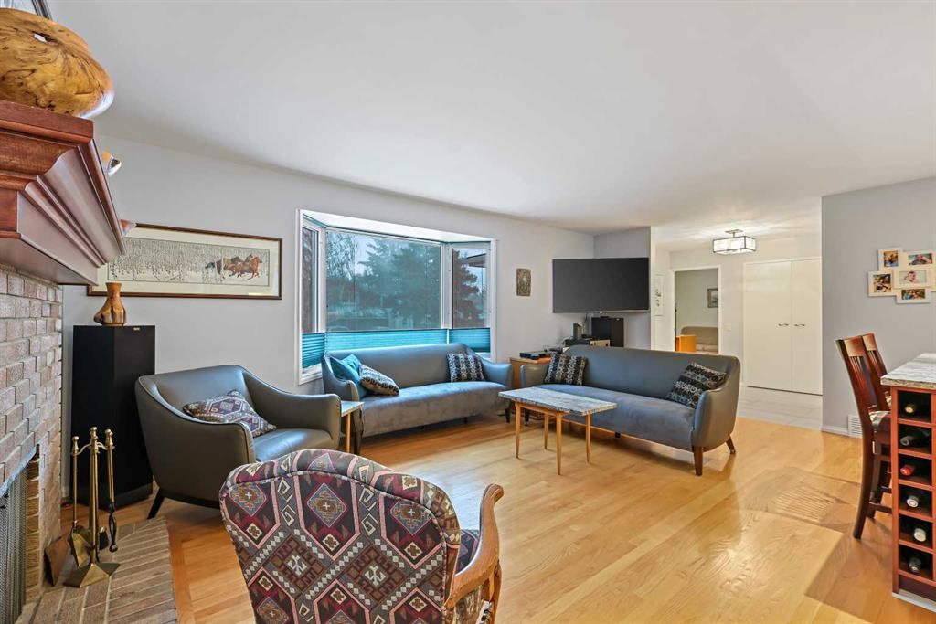 13119 6 Street Sw, Calgary, AB - Indoor Photo Showing Living Room
