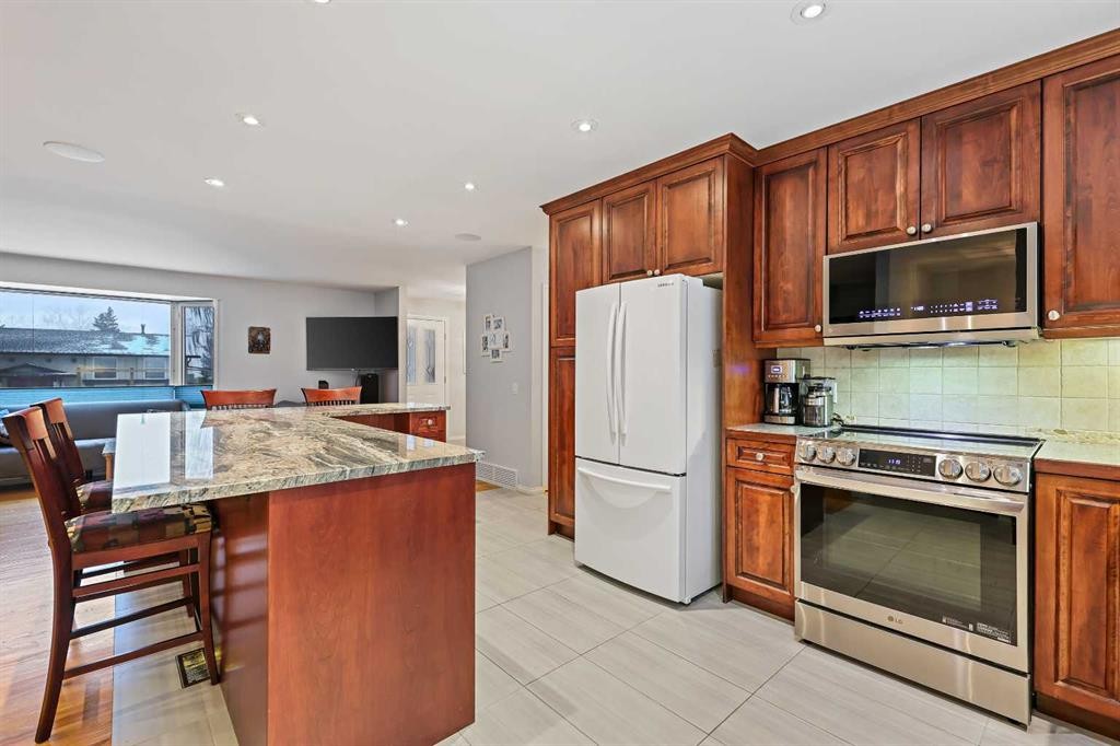 13119 6 Street Sw, Calgary, AB - Indoor Photo Showing Kitchen