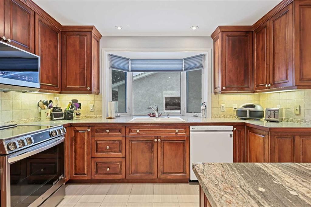13119 6 Street Sw, Calgary, AB - Indoor Photo Showing Kitchen
