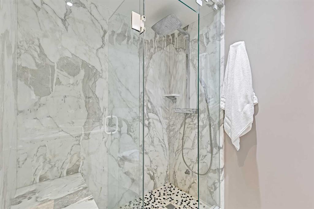 13119 6 Street Sw, Calgary, AB - Indoor Photo Showing Bathroom