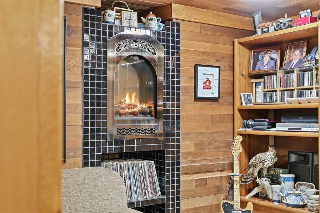 13119 6 Street Sw, Calgary, AB - Indoor With Fireplace