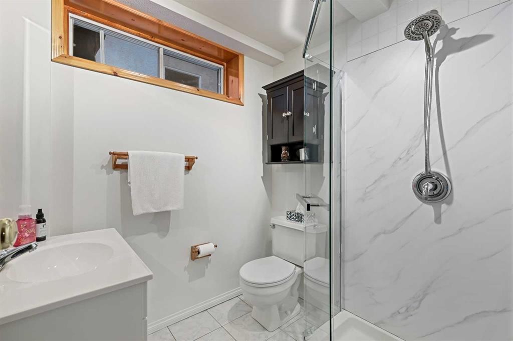 13119 6 Street Sw, Calgary, AB - Indoor Photo Showing Bathroom