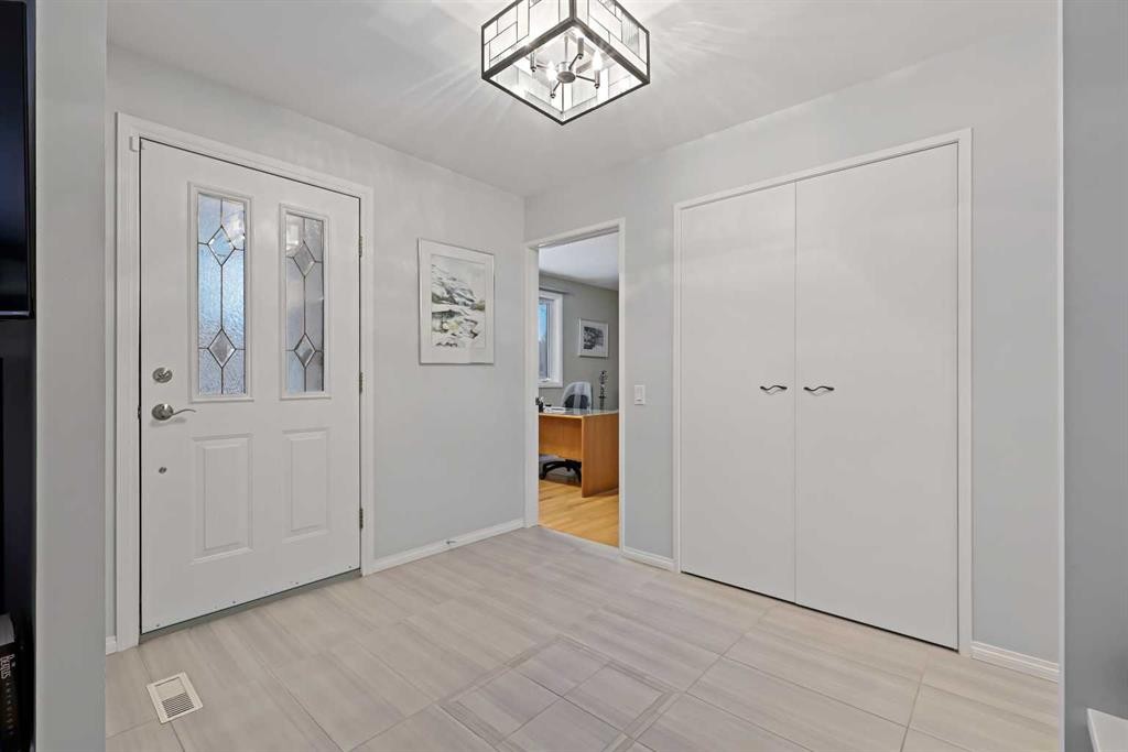 13119 6 Street Sw, Calgary, AB - Indoor Photo Showing Other Room