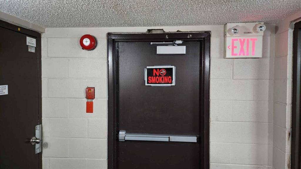 423 3 Avenue Ne, Calgary, AB - Indoor Photo Showing Other Room