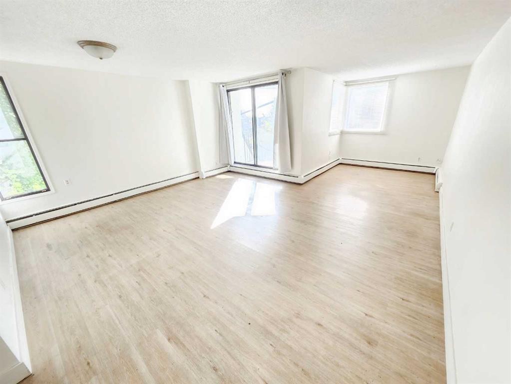 423 3 Avenue Ne, Calgary, AB - Indoor Photo Showing Other Room