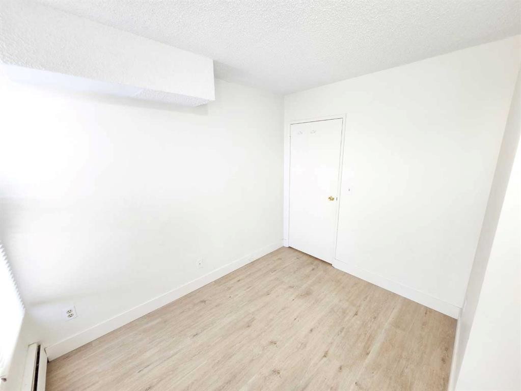 423 3 Avenue Ne, Calgary, AB - Indoor Photo Showing Other Room