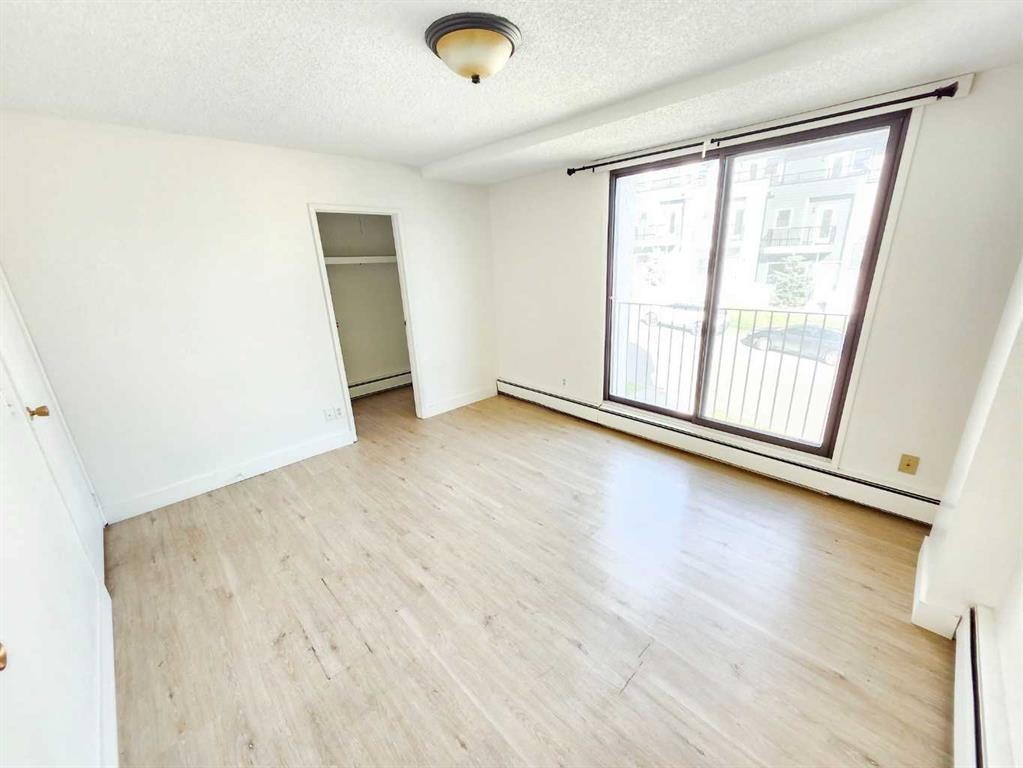 423 3 Avenue Ne, Calgary, AB - Indoor Photo Showing Other Room