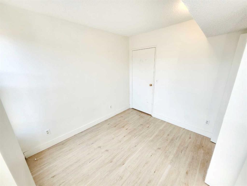 423 3 Avenue Ne, Calgary, AB - Indoor Photo Showing Other Room