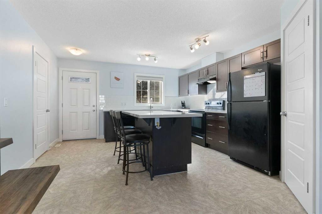 90 Pantego Lane Nw, Calgary, AB - Indoor Photo Showing Kitchen