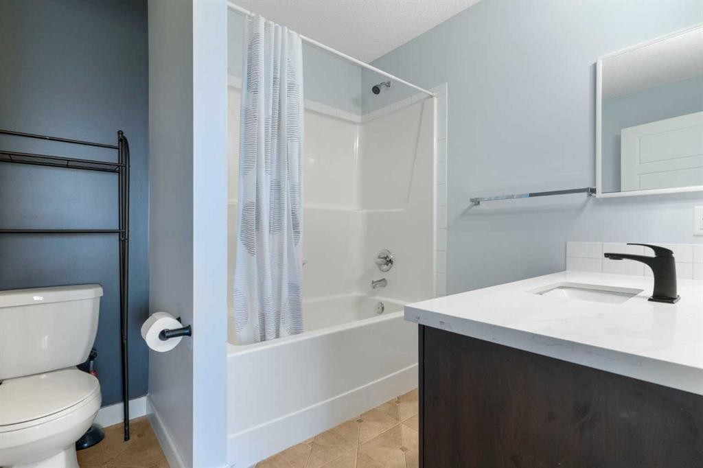 90 Pantego Lane Nw, Calgary, AB - Indoor Photo Showing Bathroom