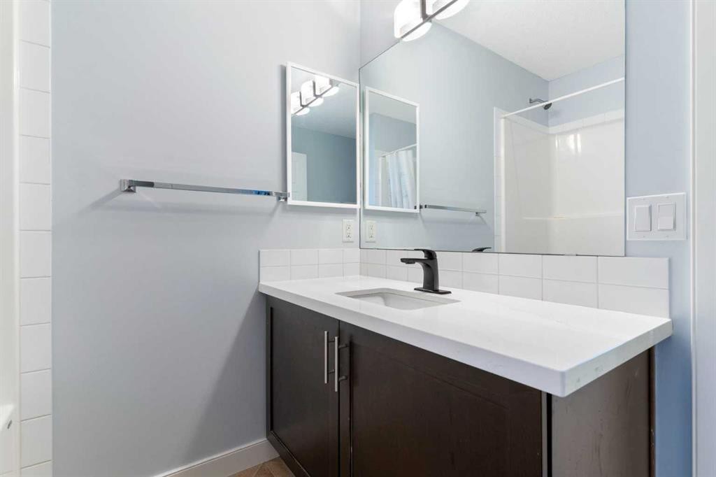 90 Pantego Lane Nw, Calgary, AB - Indoor Photo Showing Bathroom