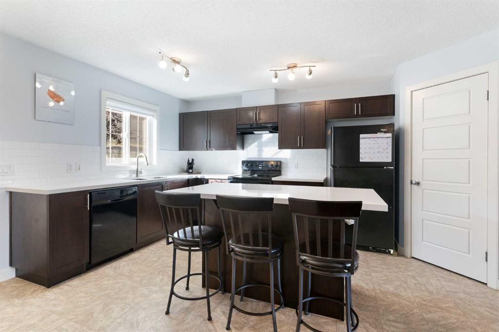 90 Pantego Lane Nw, Calgary, AB - Indoor Photo Showing Kitchen