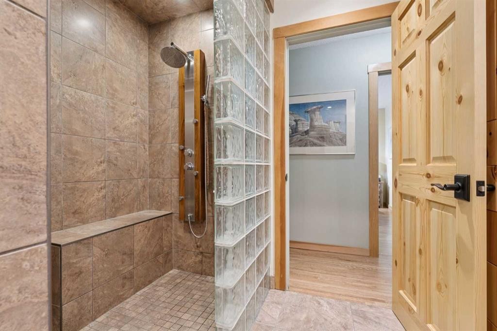5031 Viceroy Drive Nw, Calgary, AB - Indoor Photo Showing Bathroom