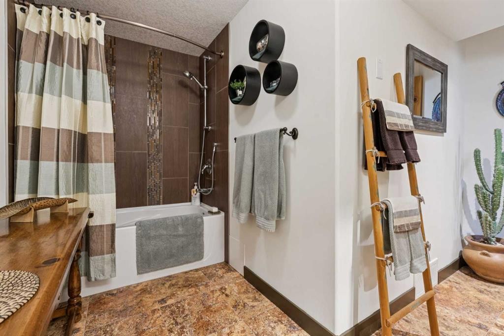 5031 Viceroy Drive Nw, Calgary, AB - Indoor Photo Showing Bathroom