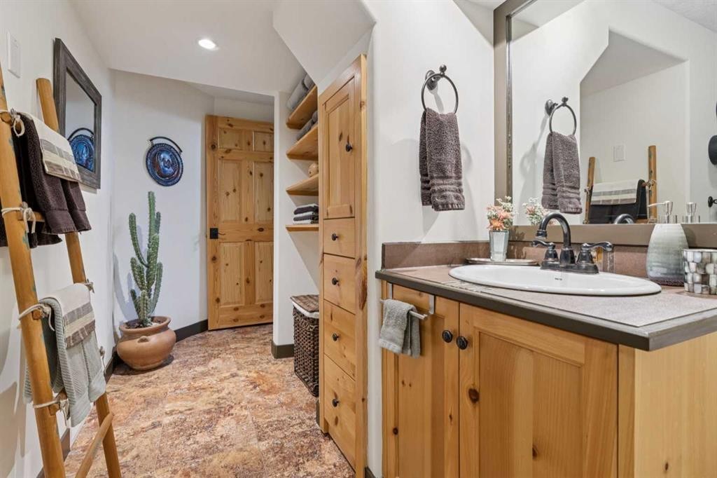 5031 Viceroy Drive Nw, Calgary, AB - Indoor Photo Showing Bathroom