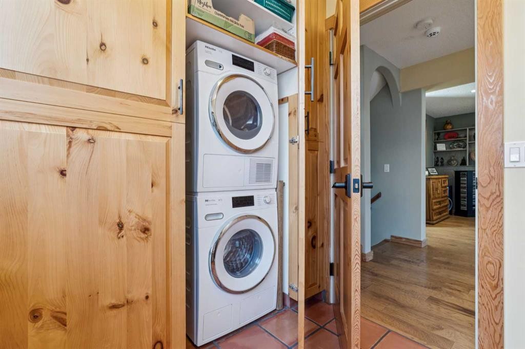 5031 Viceroy Drive Nw, Calgary, AB - Indoor Photo Showing Laundry Room