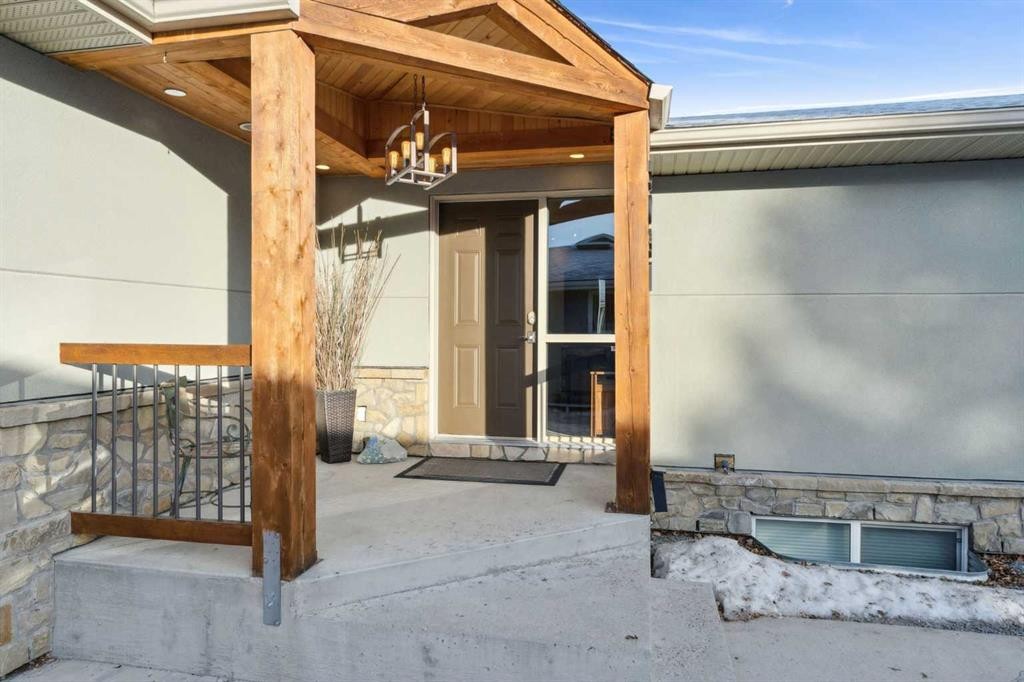 5031 Viceroy Drive Nw, Calgary, AB - Outdoor With Exterior