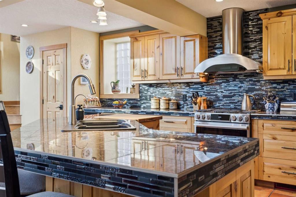5031 Viceroy Drive Nw, Calgary, AB - Indoor Photo Showing Kitchen With Double Sink With Upgraded Kitchen