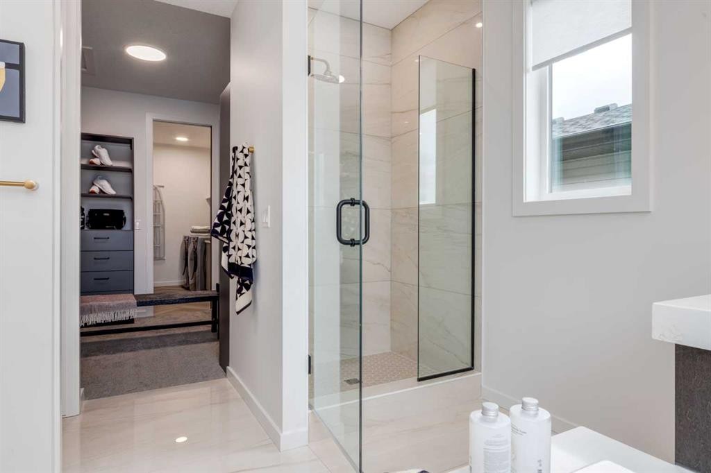 560 Walgrove Boulevard Se, Calgary, AB - Indoor Photo Showing Bathroom