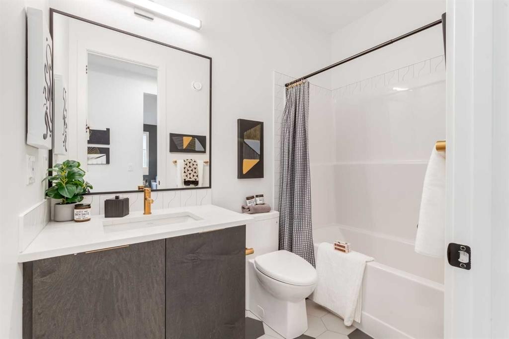 560 Walgrove Boulevard Se, Calgary, AB - Indoor Photo Showing Bathroom