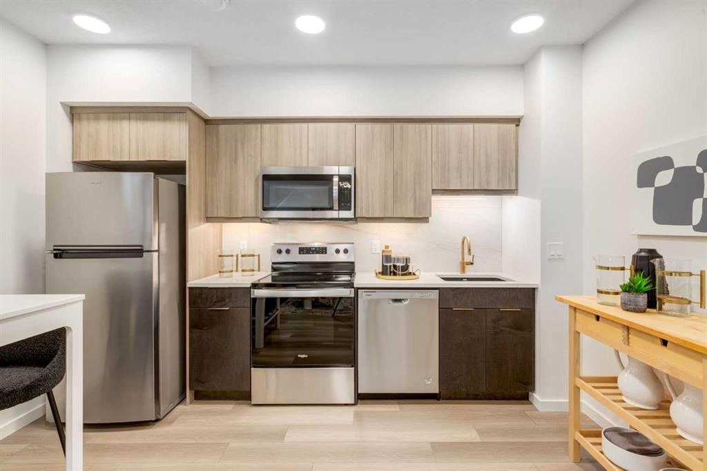 560 Walgrove Boulevard Se, Calgary, AB - Indoor Photo Showing Kitchen
