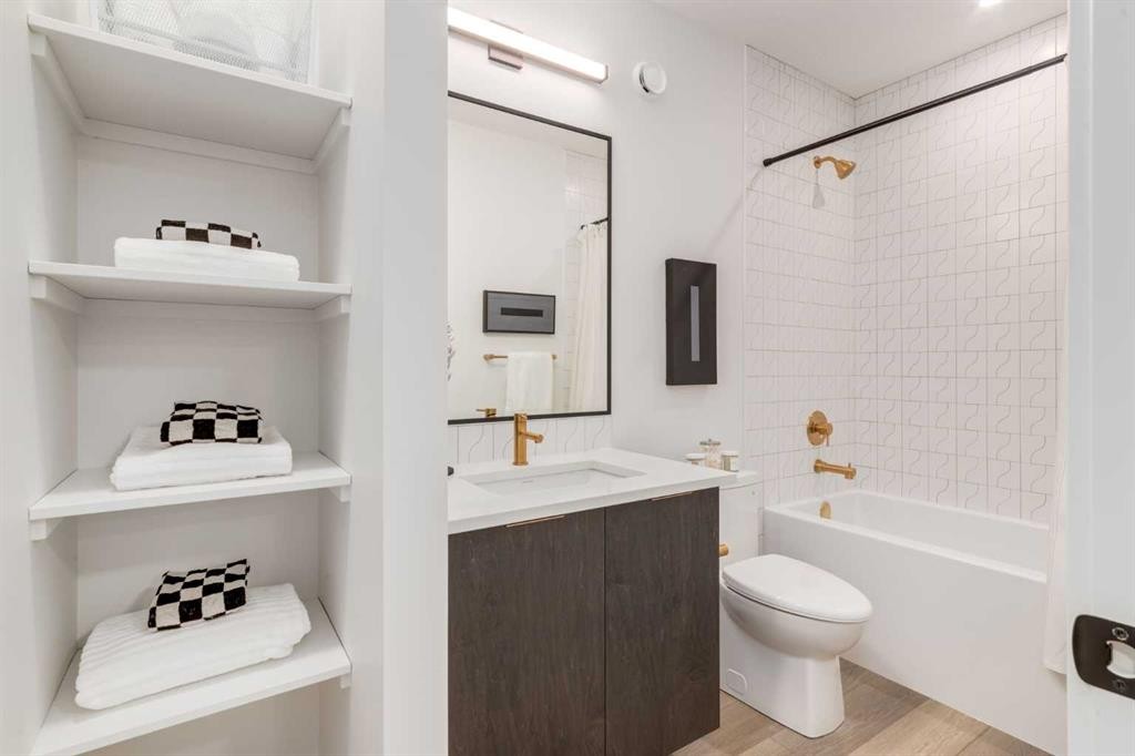 560 Walgrove Boulevard Se, Calgary, AB - Indoor Photo Showing Bathroom