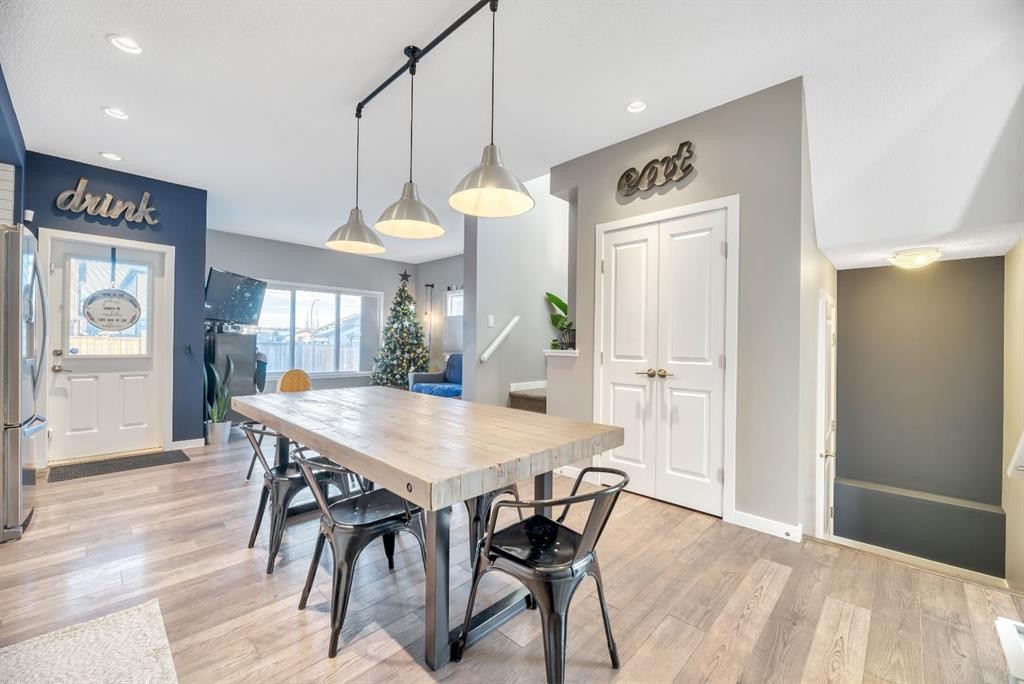16 Legacy Reach Manor Se, Calgary, AB - Indoor Photo Showing Dining Room