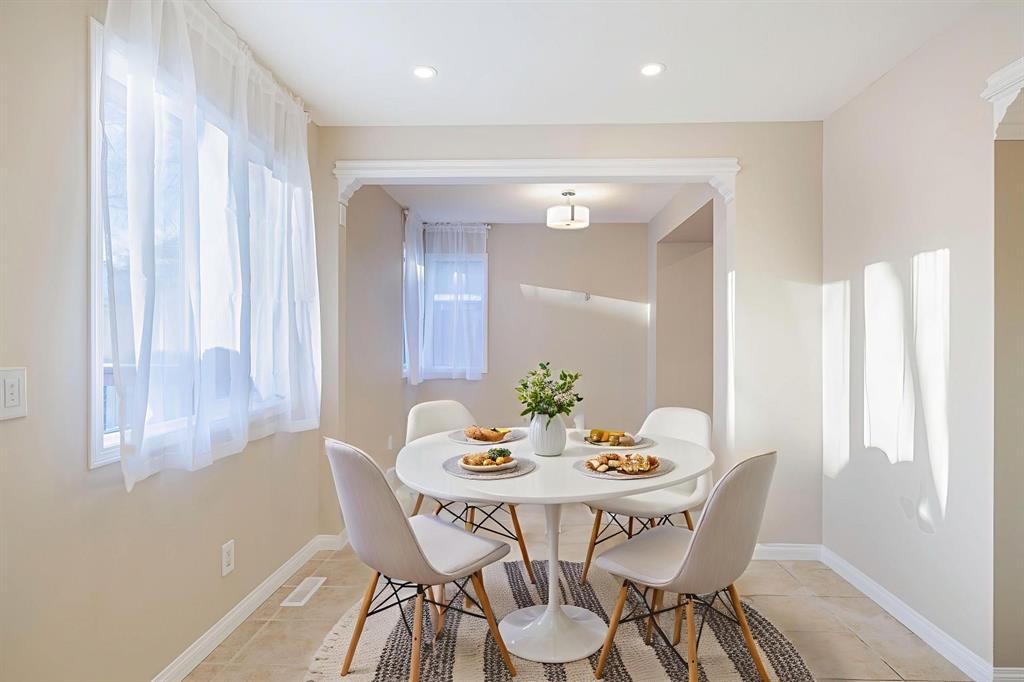 44 Macewan Ridge Close Nw, Calgary, AB - Indoor Photo Showing Dining Room