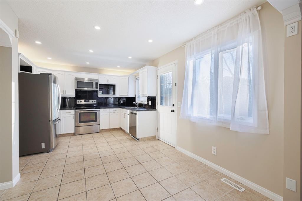 44 Macewan Ridge Close Nw, Calgary, AB - Indoor Photo Showing Kitchen